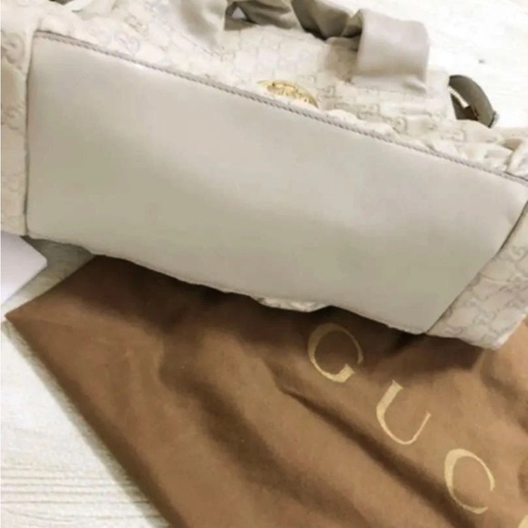 Gucci White Shoulder Bag with Gold Emblem - Picture 7 of 10